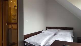Отели типа «постель и завтрак» Gościniec 16-TKA Косьцежина Большой двухместный номер с 1 кроватью или 2 отдельными кроватями-8